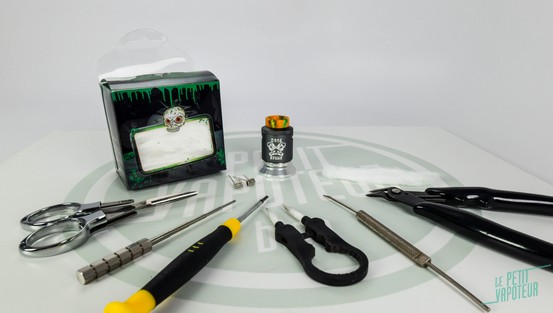 Les outils indispensables&nbsp;  1 ou 2 Gabarit de 3 mm de diam&egrave;tre, une pince coupante pour couper les c&acirc;bles, Tweezers ou pinces avec embout c&eacute;ramique pour pr&eacute;parer les coils, 1 tournevis plat. Une paire de ciseaux pour couper le coton.  Outils optionnels&nbsp;: 1 Cotton Hook 1 Tab